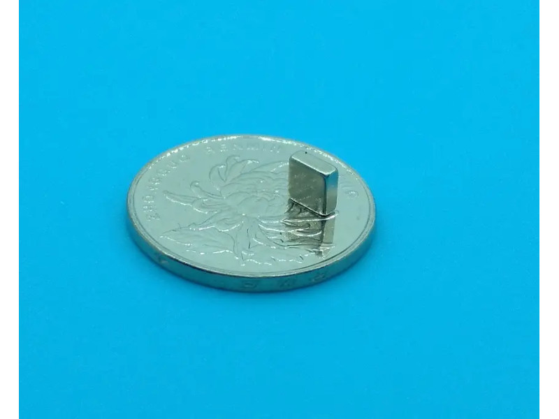 Неодимовий магніт квадрат 5х5х2мм Неодимовий магніт квадрат 5х5х2мм