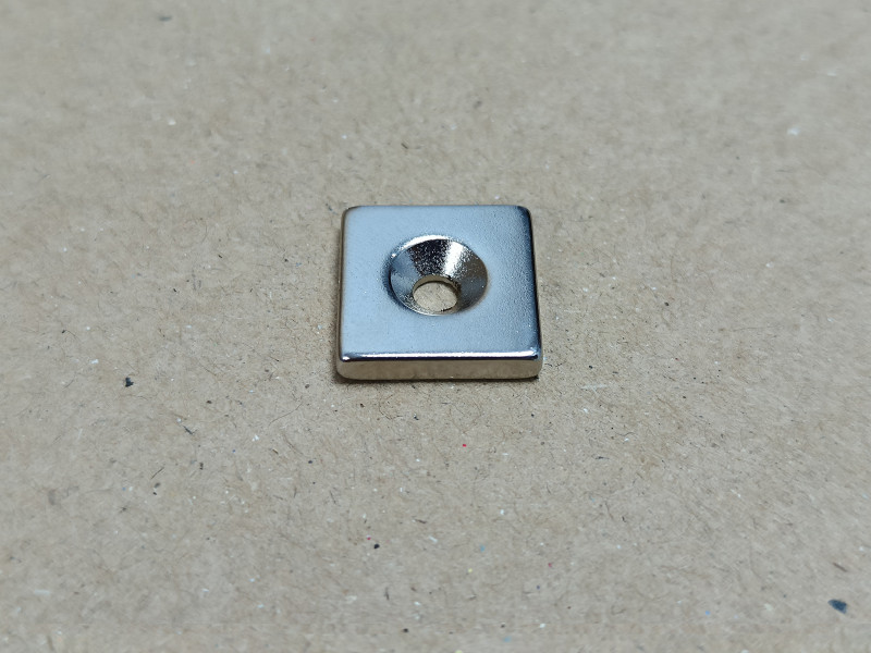 Неодимовий магніт квадрат 15x15x3мм під потай 3/6мм (зенковка) Неодимовий магніт квадрат 15x15x3мм під потай 3/6мм (зенковка)
