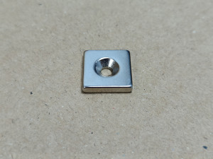 Неодимовий магніт квадрат 15x15x3мм під потай 3.5/7мм (зенковка)