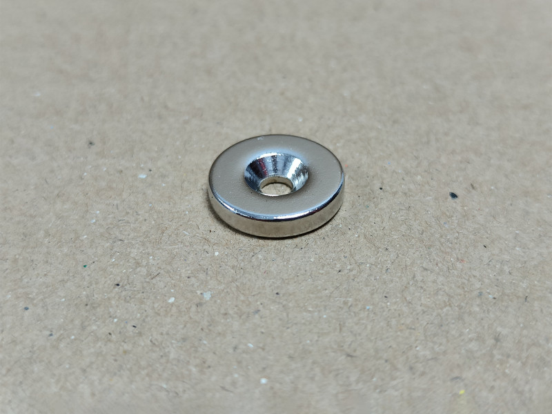 Неодимовий магніт диск 15x3мм під потай 3.5/7мм (зенковка) Неодимовий магніт диск 15x3мм під потай 3.5/7мм (зенковка)