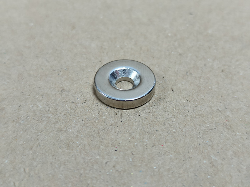 Неодимовий магніт диск 15x3мм під потай 4.5/7.5мм (зенковка) Неодимовий магніт диск 15x3мм під потай 4.5/7.5мм (зенковка)