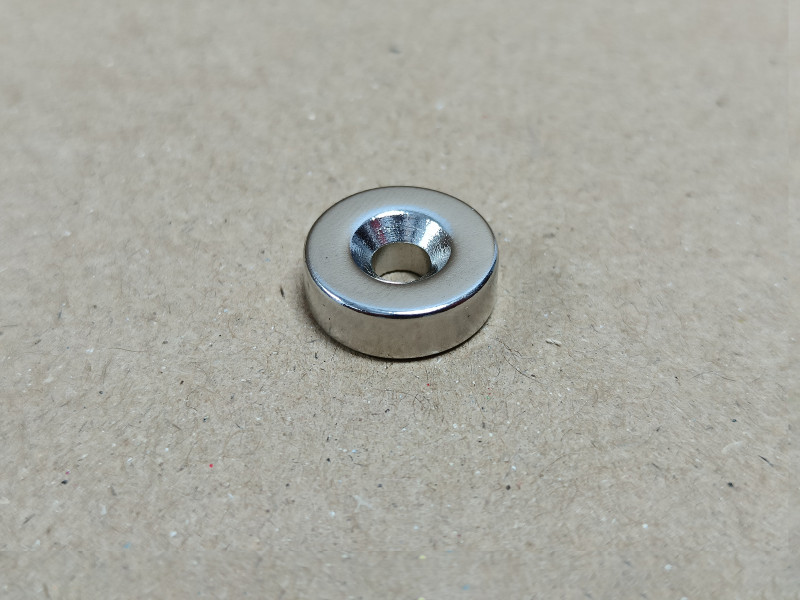 Неодимовий магніт диск 15x5мм під потай 3.5/7мм (зенковка) Неодимовий магніт диск 15x5мм під потай 3.5/7мм (зенковка)