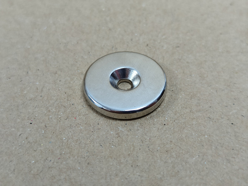 Неодимовий магніт диск 20x3мм під потай 3.5/7мм (зенковка) Неодимовий магніт диск 20x3мм під потай 3.5/7мм (зенковка)