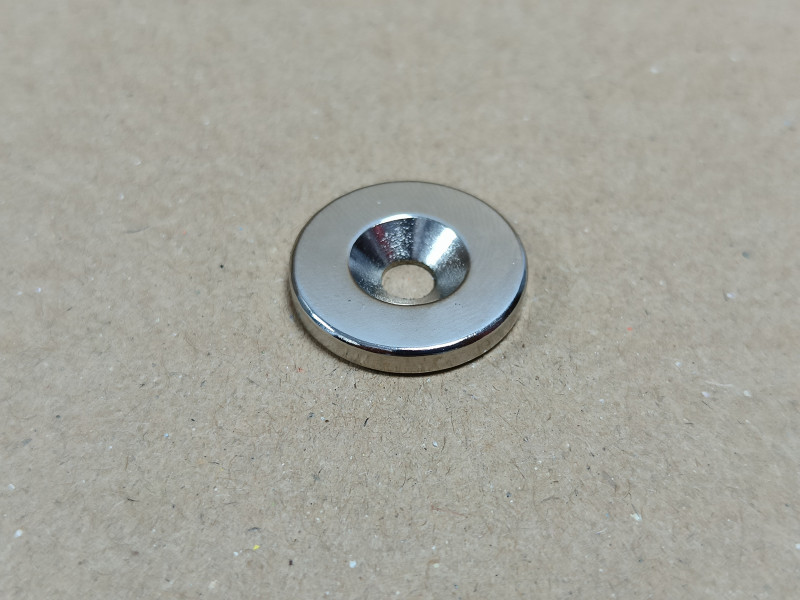 Неодимовий магніт диск 20x3мм під потай 4.5/10мм (зенковка) Неодимовий магніт диск 20x3мм під потай 4.5/10мм (зенковка)