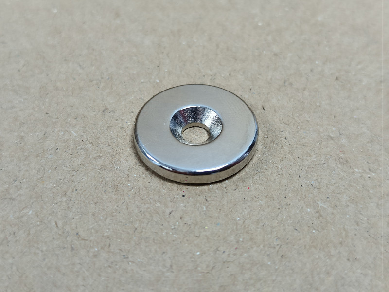 Неодимовий магніт диск 20x3мм під потай 4.5/7.5мм (зенковка) Неодимовий магніт диск 20x3мм під потай 4.5/7.5мм (зенковка)