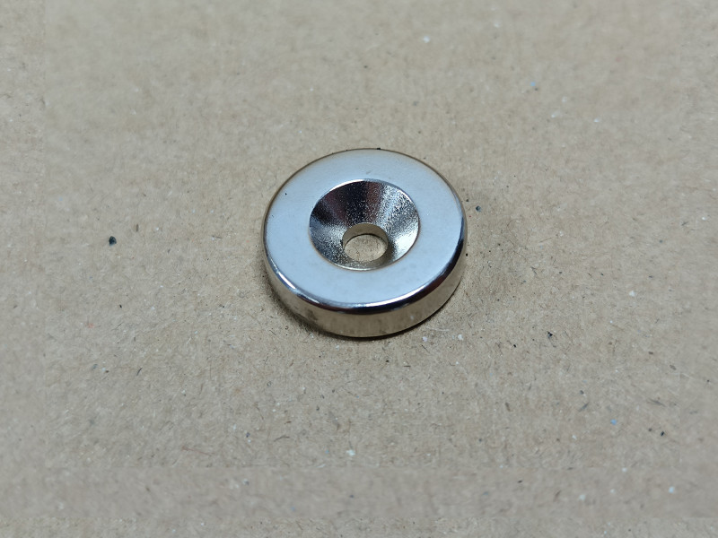 Неодимовий магніт диск 20x5мм під потай 4.5/10мм (зенковка) Неодимовий магніт диск 20x5мм під потай 4.5/10мм (зенковка)