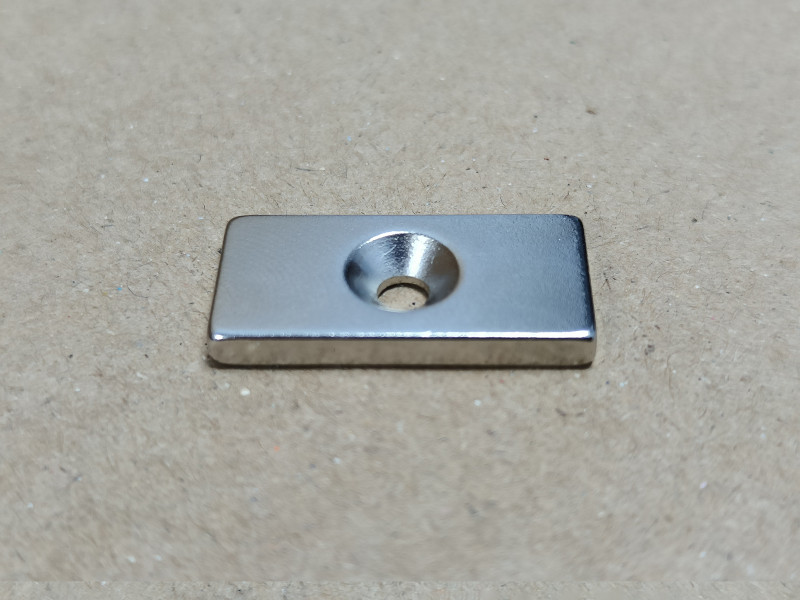 Неодимовий магніт прямоугольник 25x12x3мм під потай 3.5/7мм (зенковка) Неодимовий магніт прямоугольник 25x12x3мм під потай 3.5/7мм (зенковка)