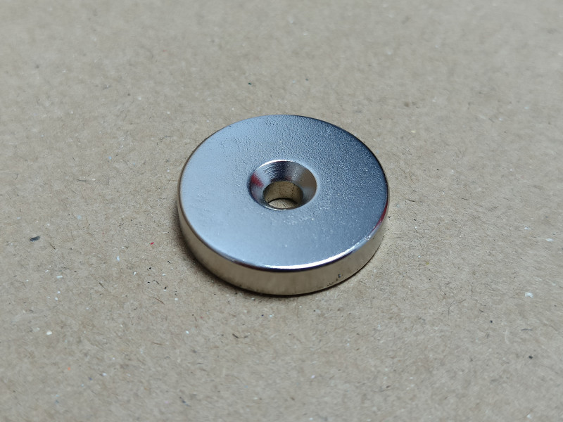 Неодимовий магніт диск 25x5мм під потай 4.5/7.5мм (зенковка) Неодимовий магніт диск 25x5мм під потай 4.5/7.5мм (зенковка)
