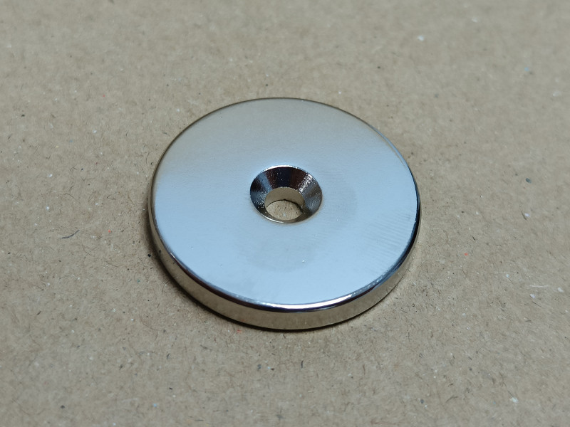 Неодимовий магніт диск 30x5мм під потай 4.5/7.5мм (зенковка) Неодимовий магніт диск 30x5мм під потай 4.5/7.5мм (зенковка)