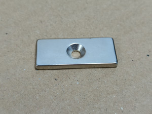 Неодимовий магніт прямоугольник 35x15x3мм під потай 4/8мм (зенковка)
