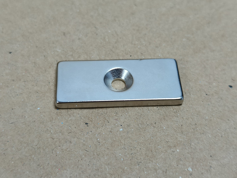 Неодимовий магніт прямоугольник 35x15x3мм під потай 4/8мм (зенковка) Неодимовий магніт прямоугольник 35x15x3мм під потай 4/8мм (зенковка)