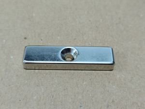 Неодимовий магніт прямоугольник 40x10x5мм під потай 3.5/7мм (зенковка)